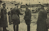 Himmler_(drugi_od_lewej)koszary_przy_ul_Warszawskiej_1940.jpg